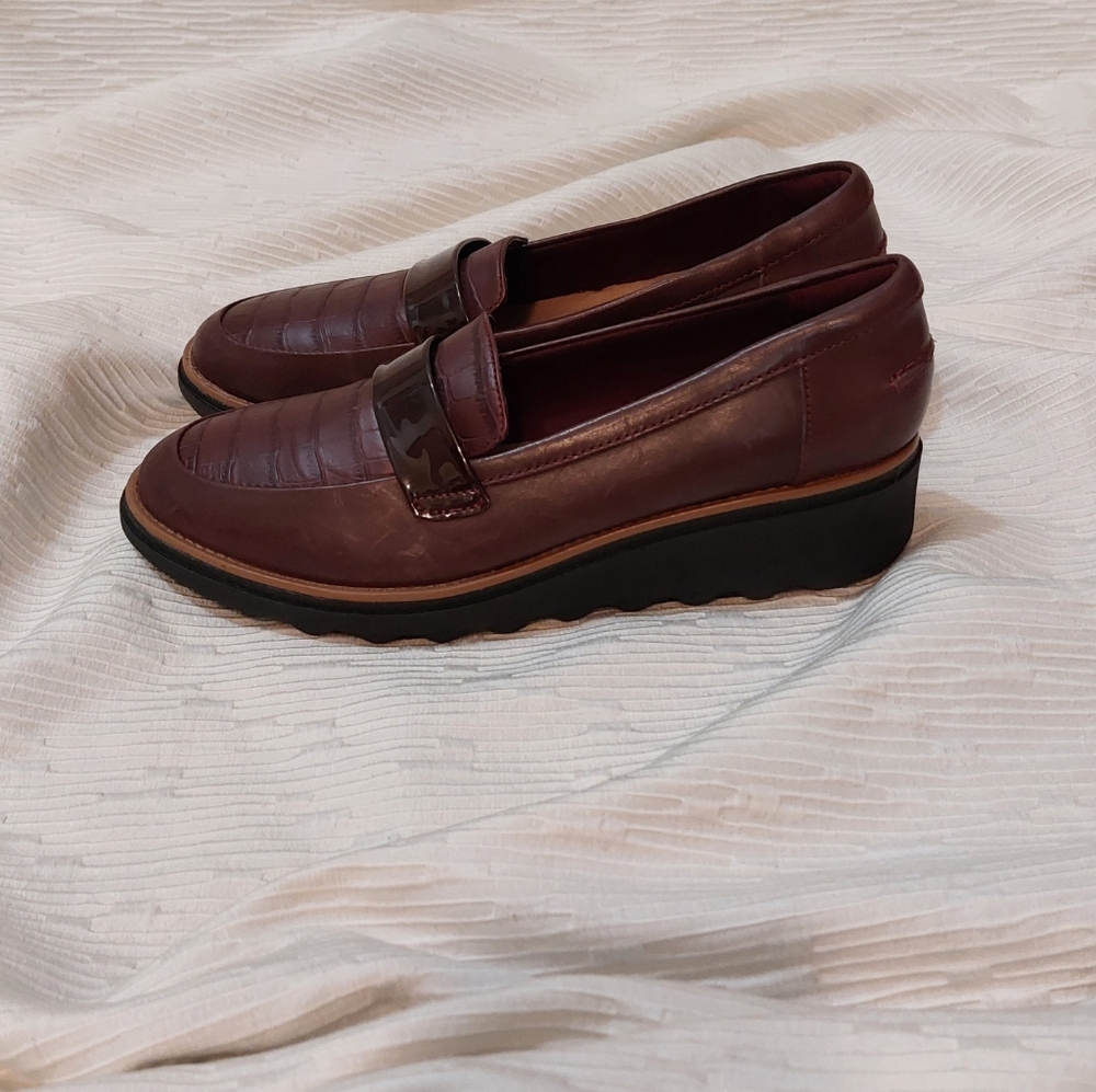 Clarks Maroon Croc-Patterned Loafers - Picture 3 of 11